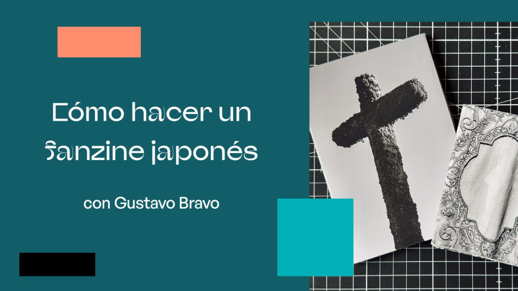 fotógrafo mostrando un fanzine desplegable creado a partir de un único folio