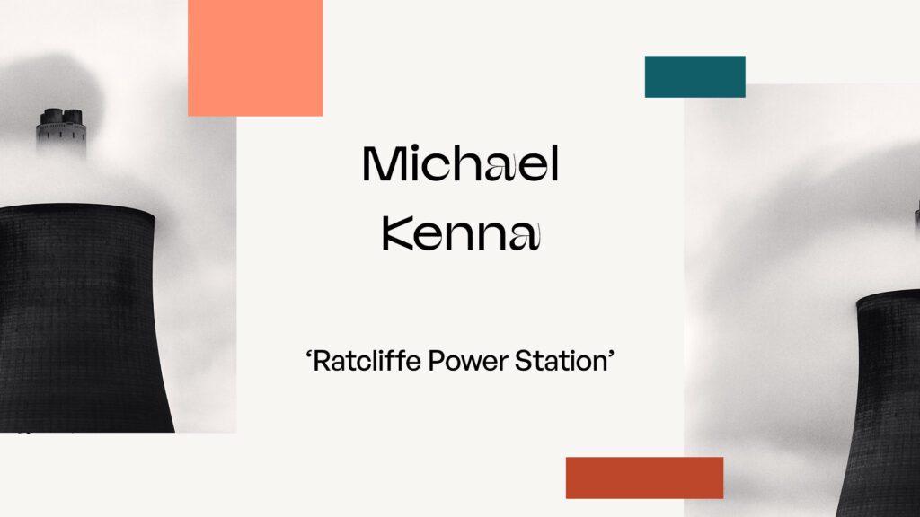 Portada del fotolibro Ratcliffe Power Station de Michael Kenna con las torres de refrigeración emitiendo humo blanco
