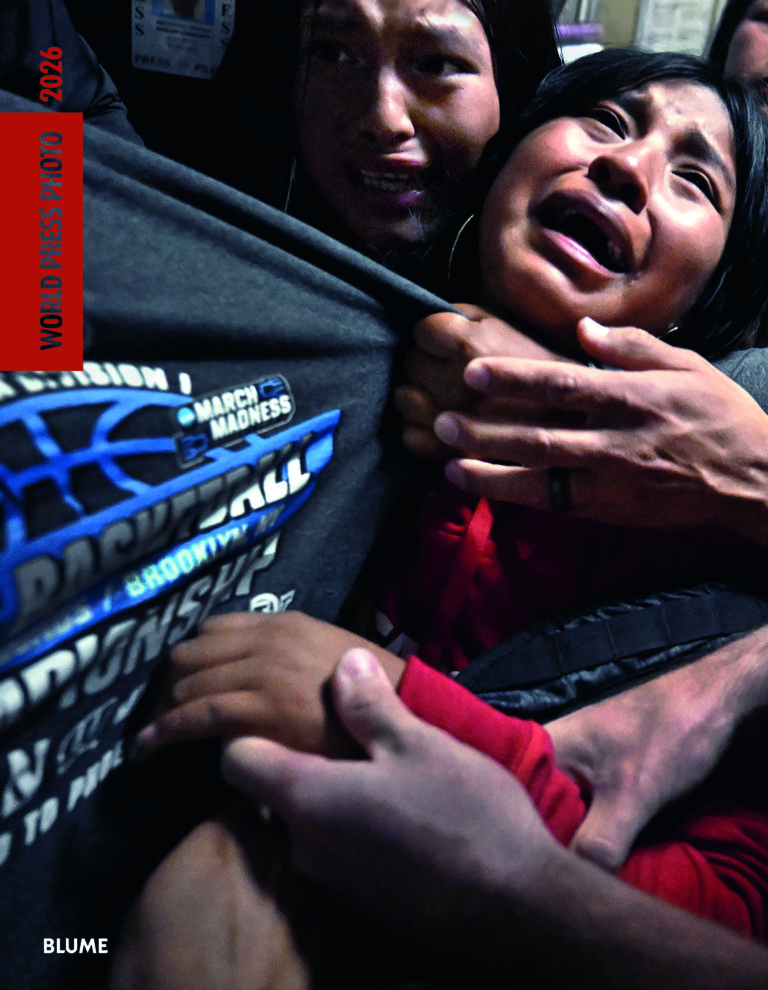 edición en español del libro World Press Photo 2026 publicado por la editorial BLUME