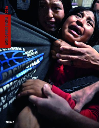 edición en español del libro World Press Photo 2026 publicado por la editorial BLUME
