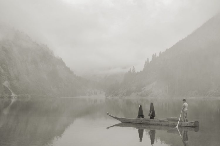 Erwin Olaf, Auf dem See de la serie Im Wald, 2020 © ERWIN OLAF, COURTESY STUDIO ERWIN OLAF / GALERIE RON MANDOS – AMSTERDAM, THE NETHERLANDS
