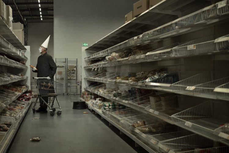 Erwin Olaf, 9:50 am de la serie April Fool 2020, 2020 © ERWIN OLAF, COURTESY STUDIO ERWIN OLAF / GALERIE RON MANDOS – AMSTERDAM, THE NETHERLANDS