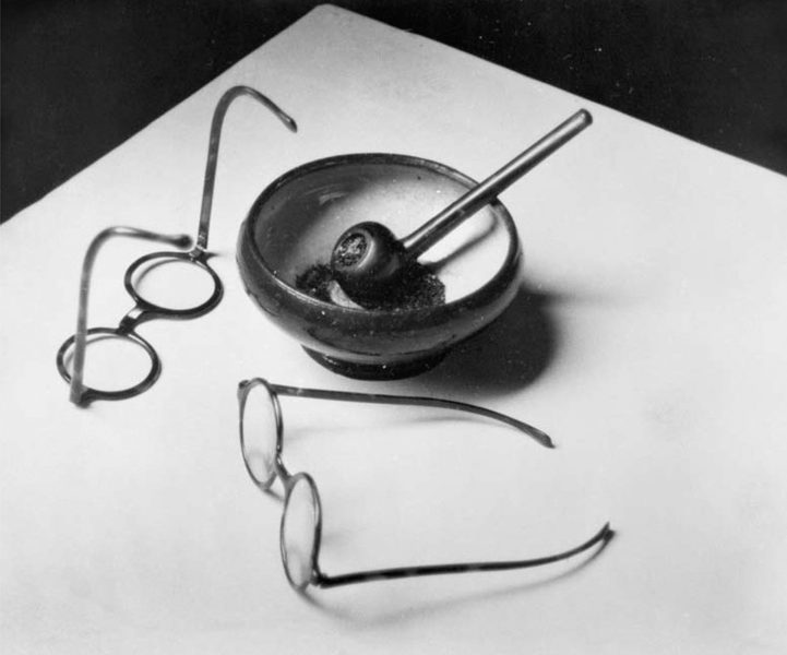 Les lunettes et la pipe de Mondrian [Los anteojos y la pipa de Mondrian], 1926