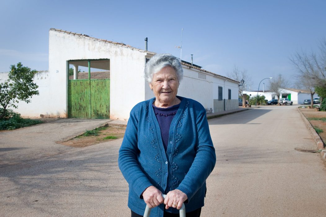 Colona delante de su vivienda. Miralerío (Jaén). 2016 © Ana Amado/ Andrés Patiño