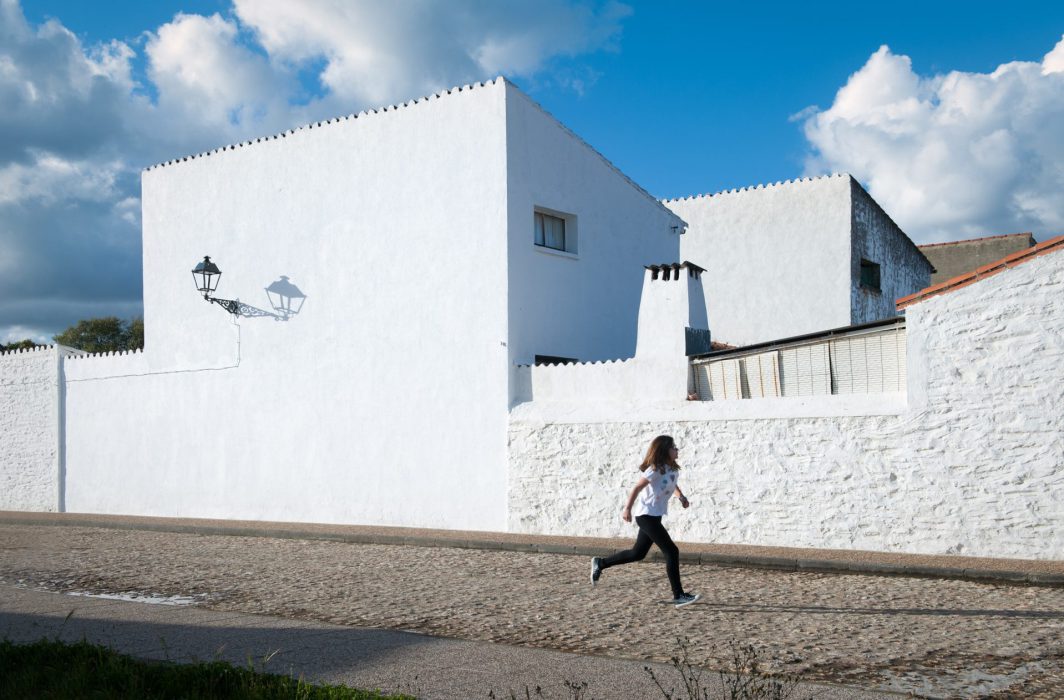 Calle de Vegaviana (Cáceres). 2016. Arquitecto: José Luis Fernández del Amo. © Ana Amado y Andrés Patiño