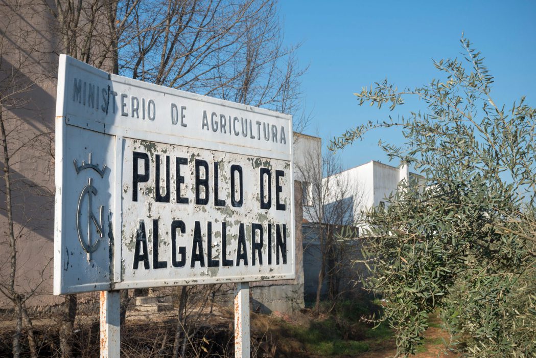 Cartel de entrada al pueblo. Algallarín (Córdoba). 2023. © Ana Amado y Andrés Patiño