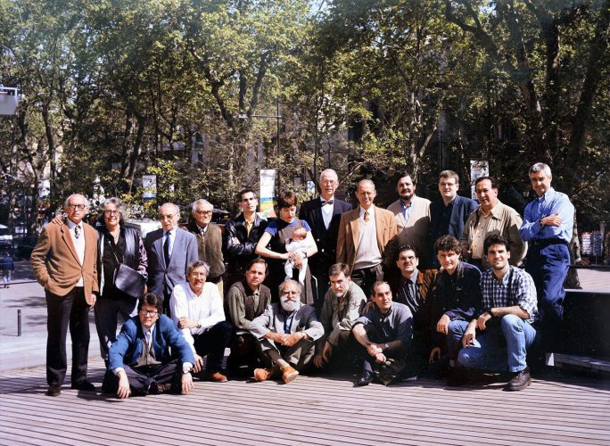 Fotógrafos incluidos en la Colección de Fotografía del Fondo de Arte de la Generalitat. Sentados en el suelo y de izquierda a derecha: Mariano Zuzunaga, Jordi Guillumet, Eduard Olivella, Carles Fontserè, Manuel Serra, Ferran Freixa, America Sánchez, David Escudero y Martín García. En la segunda fila de pie y de izquierda a derecha: Oriol Maspons, Colita, Joan Colom, Francesc Català-Roca, Ricardo Guixà, Aleydis Rispa, Ricard Terré, Xavier Miserachs, Pere Formiguera, Antonio Blanco, Humberto Rivas y Manel Úbeda, Barcelona, 1996. Foto: Martín García.
