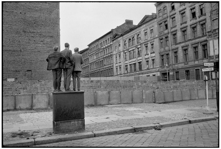 Henri Cartier-Bresson. El Muro en Berlín Occidental, Alemania, 1962 Copia de plata en gelatina