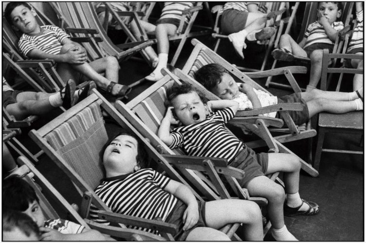 Henri Cartier-Bresson. Nápoles, Italia, 1960 Copia de plata en gelatina