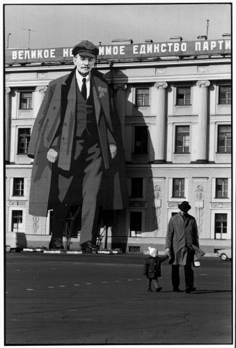 Henri Cartier-Bresson. Palacio de Invierno, Leningrado, Rusia, 1973, Copia de plata en gelatina