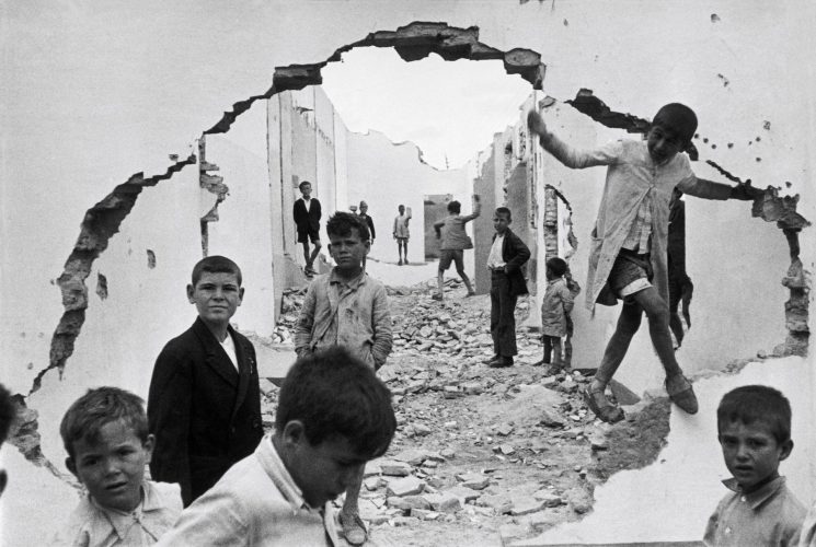 Henri Cartier-Bresson. Sevilla, España, 1933 Copia de plata en gelatina