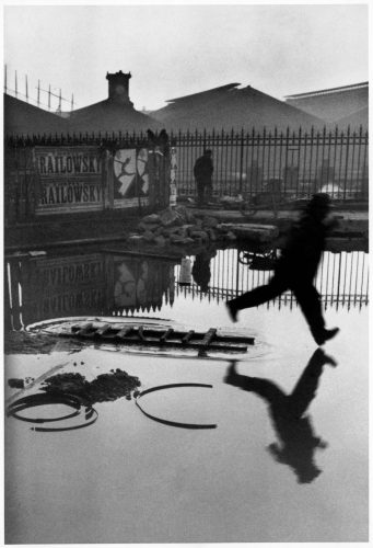 Henri Cartier-Bresson. Detrás de la estación Saint-Lazare, plaza de Europa, París, Francia, 1932 Copia de plata en gelatina