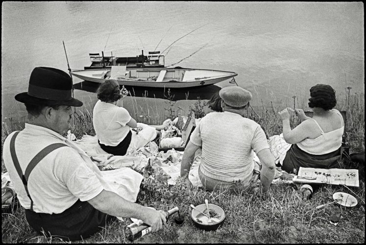 Henri Cartier-Bresson. Domingo a orillas del Sena, en Juvisy-sur-Orge, Francia, 1938 Copia de plata en gelatina
