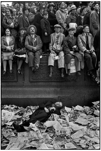 Henri Cartier-Bresson. Coronación de Jorge VI, Trafalgar Square, Londres, Inglaterra, 1937 Copia de plata en gelatina