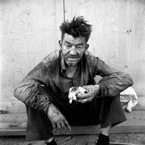vivian-maier-hombre-comiendo-nueva-york-1959