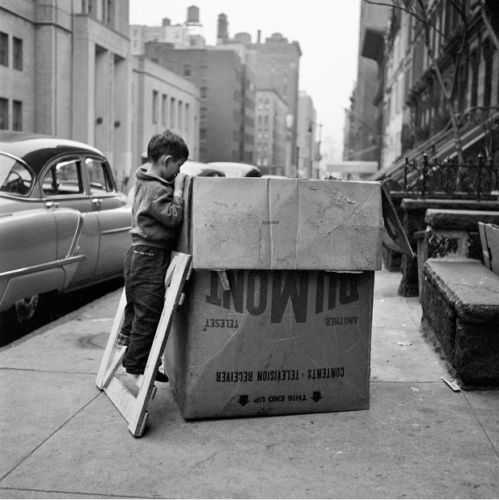 vivian-maier-nueva-york-niño-caja